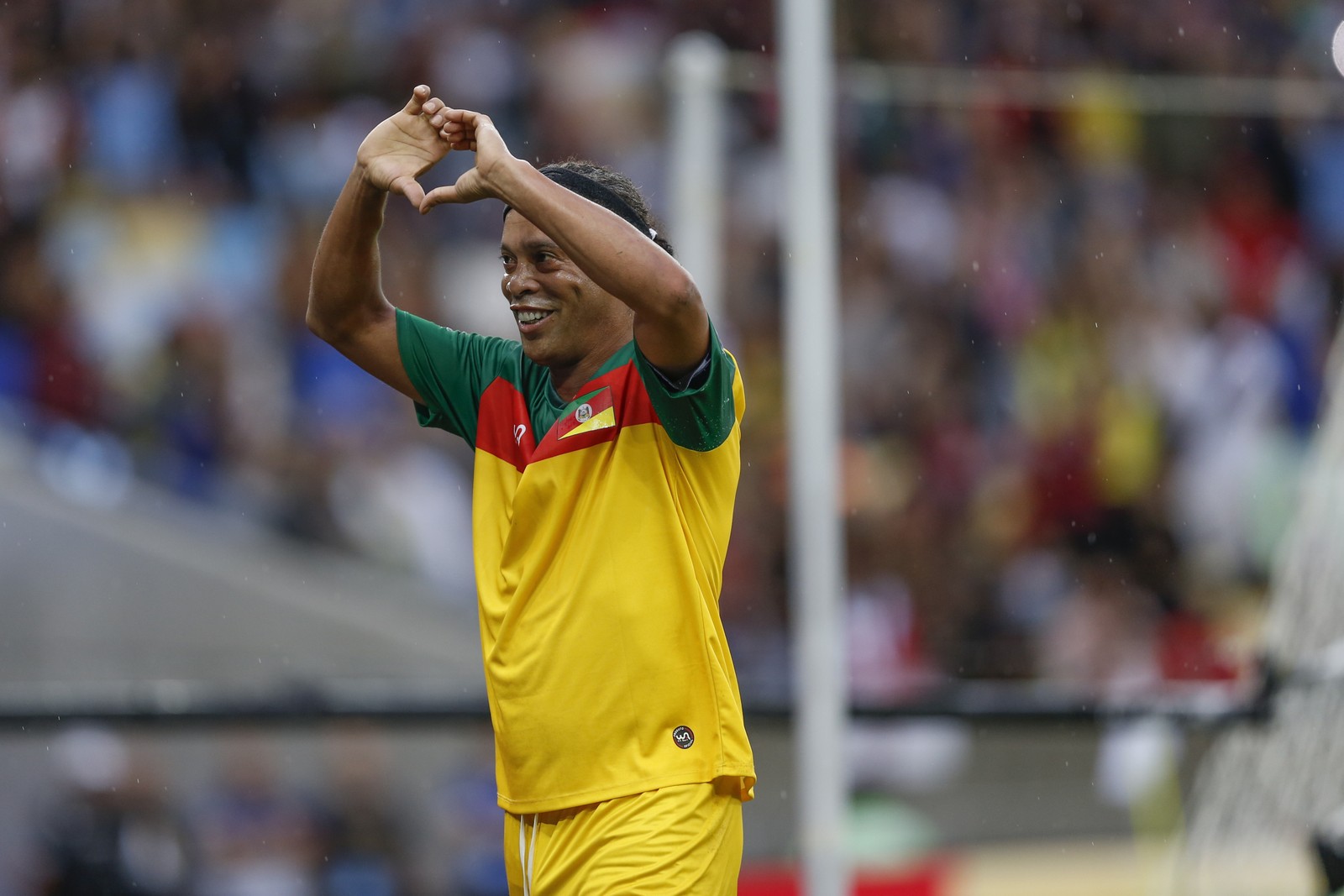 Partida de futebol beneficente em prol das vítimas da catástrofe climática no Rio Grande do Sul, com a presença de Ronaldinho Gaúcho, Adriano, Cafu, Ludmilla e outros. — Foto: Guito Moreto - Ag O Globo