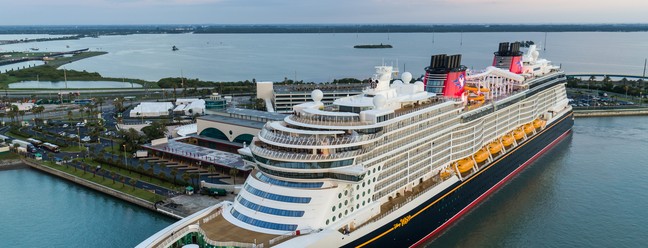 Imagem aérea do Disney Wish, novo navio de cruzeiros da Disney Cruise Line, lançado em junho de 2022 — Foto: Divulgação / Disney Cruise Line