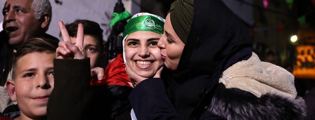 Asil al-Titi, palestina de 23 anos, foi libertada por Israel — Foto: Zain JAAFAR/AFP