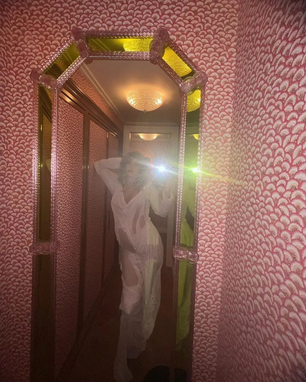 Grávida de Robert Pattinson, Suki Waterhouse exibe barriga com um vestido transparente — Foto: Reprodução