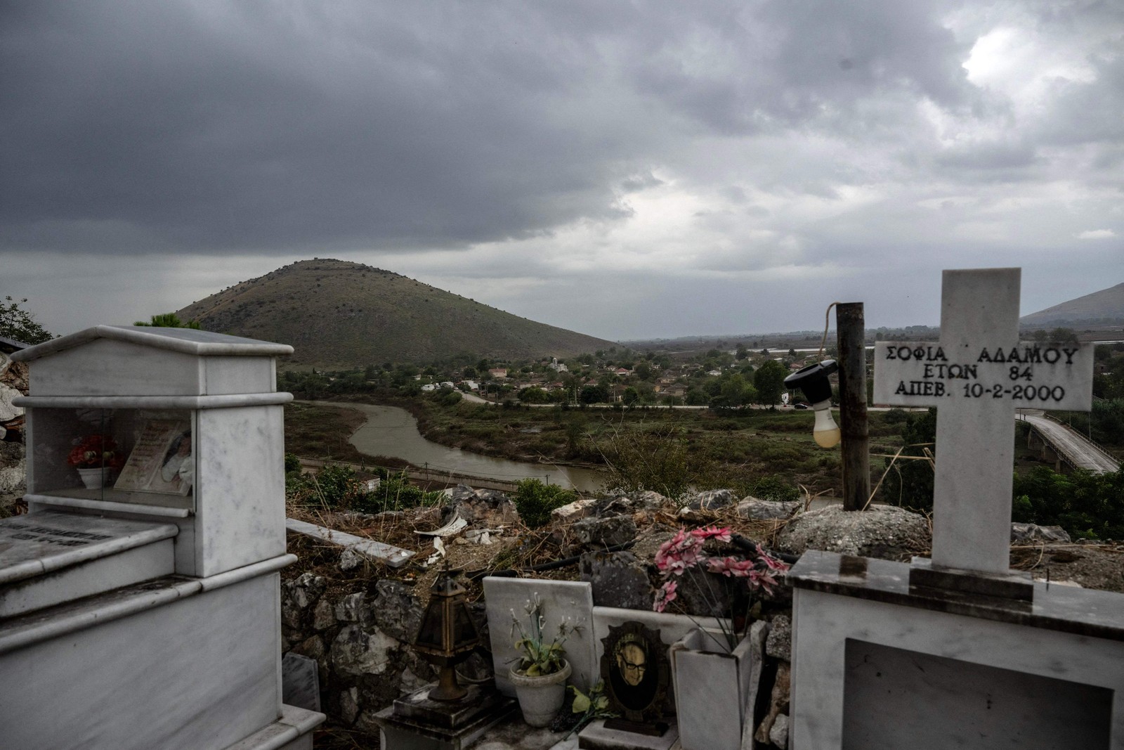 Vila de Vlochos, no centro da Grécia, com cenário de destruição após o recuo das águas da tempestade Daniel. — Foto: Angelos TZORTZINIS/AFP