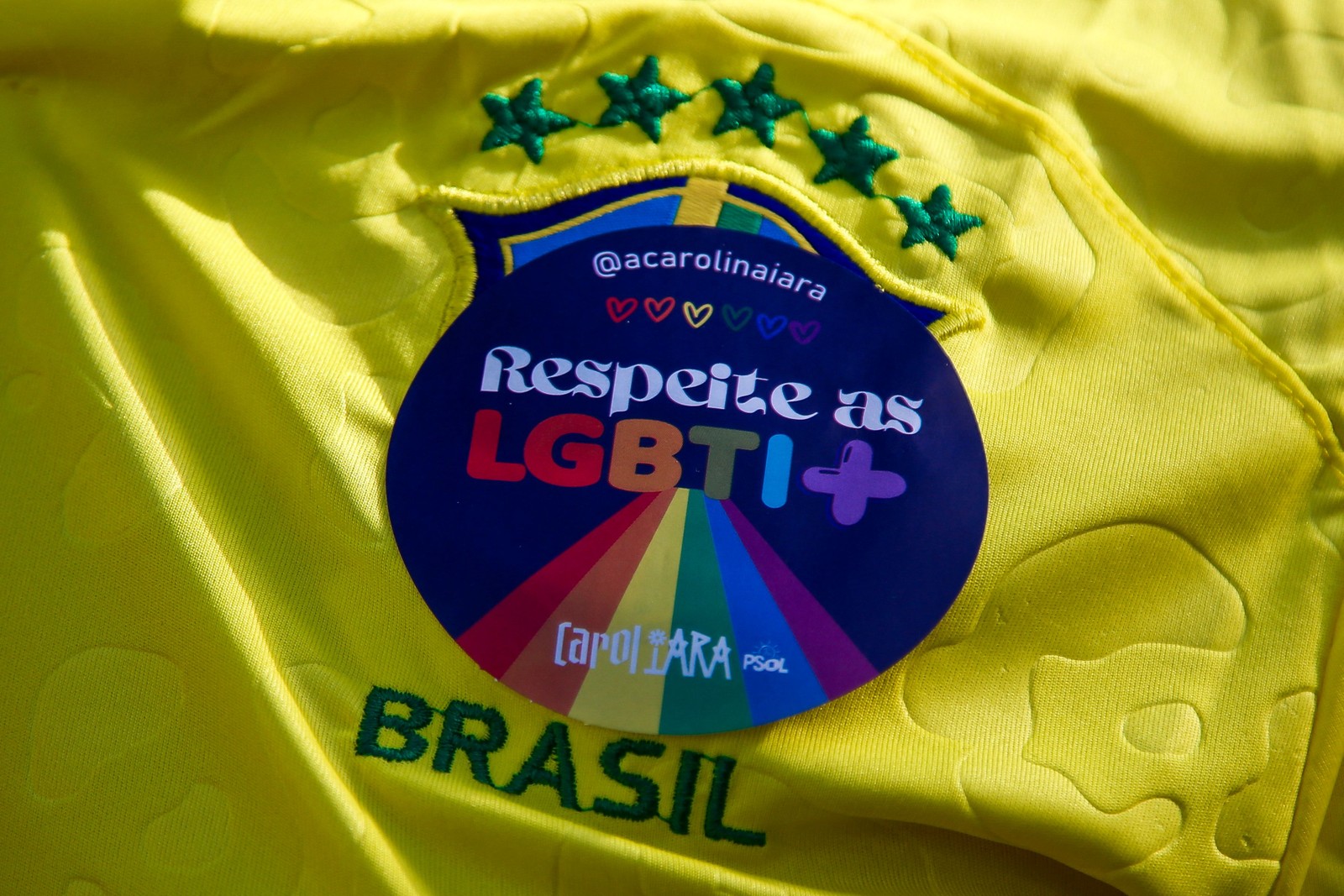 Folião participa da 28ª Parada do Orgulho Gay em São Paulo, Brasil, no dia 2 de junho de 2024. — Foto: Miguel SCHINCARIOL / AFP