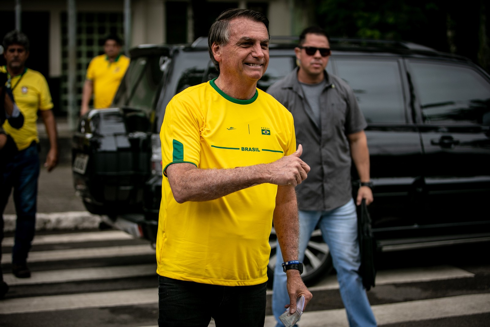 Bolsonaro acena para jornalistas depois de votar — Foto: Brenno Carvalho