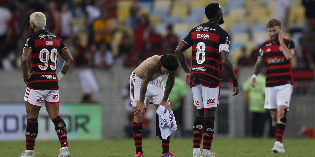 Fragilidade nas pontas e espaçamento no meio-campo sintetizam derrota