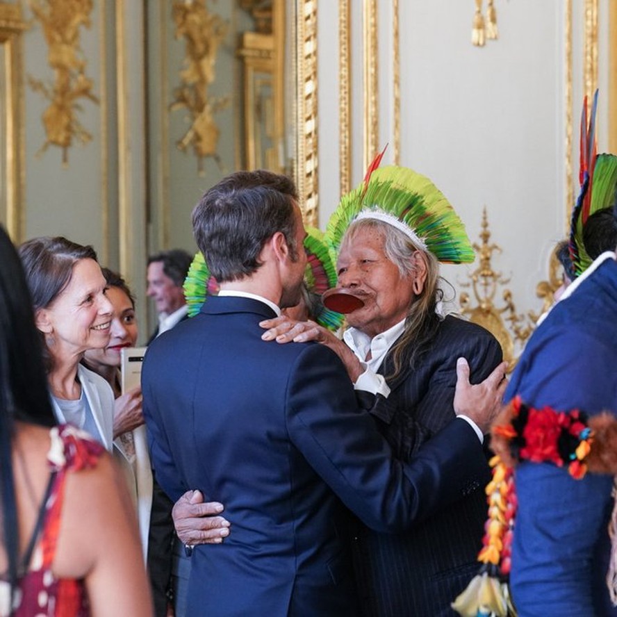 Presidente da França, Emmanuel Macron, cumprimenta o cacique Raoni, em Paris