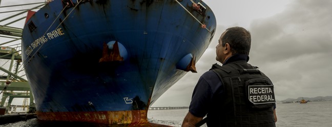 Lancha da Receita Federal fez abordagens na Baía de Guanabara — Foto: Gabriel de Paiva/Agência O Globo