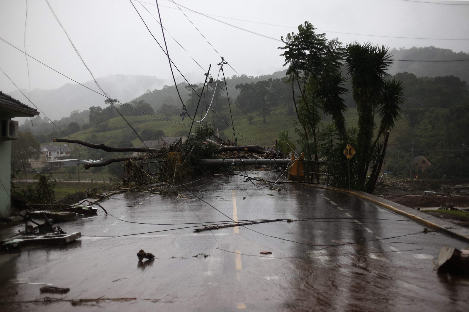 Postes de eletricidade e árvores derrubadas pelo vento e fortes chuvas nas ruas de Sinimbu, na região do Vale do Rio Pardo, Rio Grande do Sul, Brasil. — Foto: Anselmo Cunha/AFP