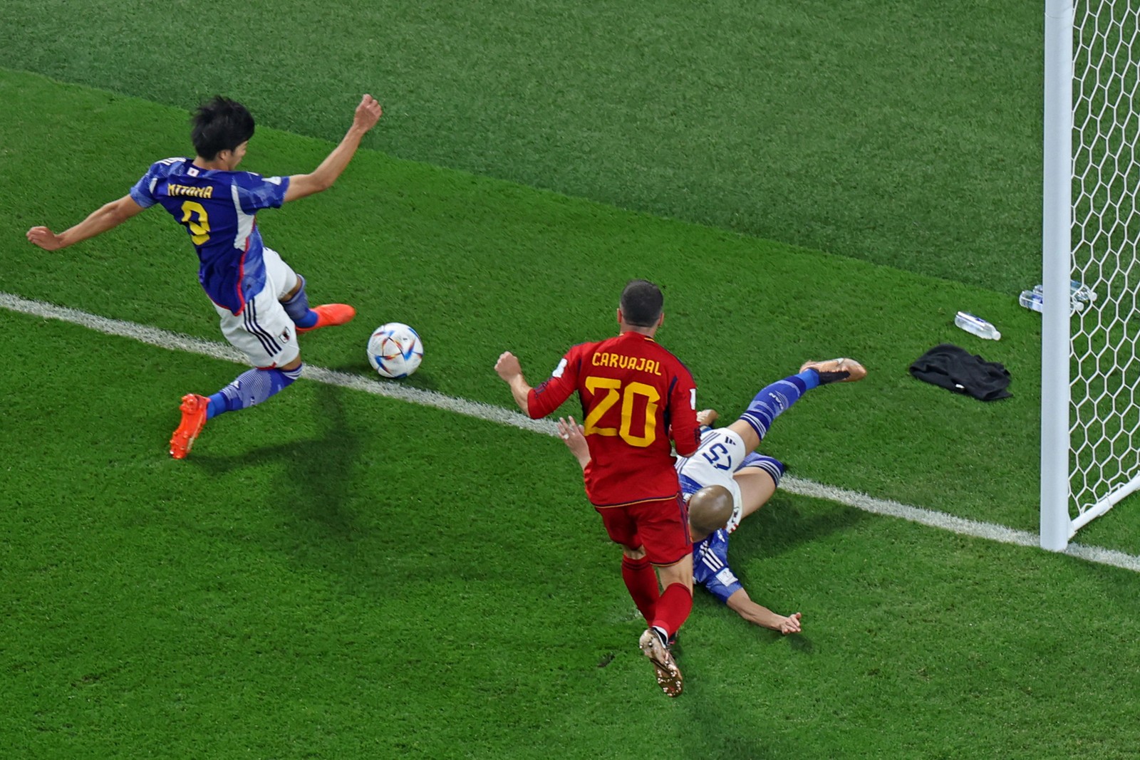 Lance polêmico do Japão termina em gol e classifica seleção em primeiro lugar do grupo E — Foto: GIUSEPPE CACACE/AFP