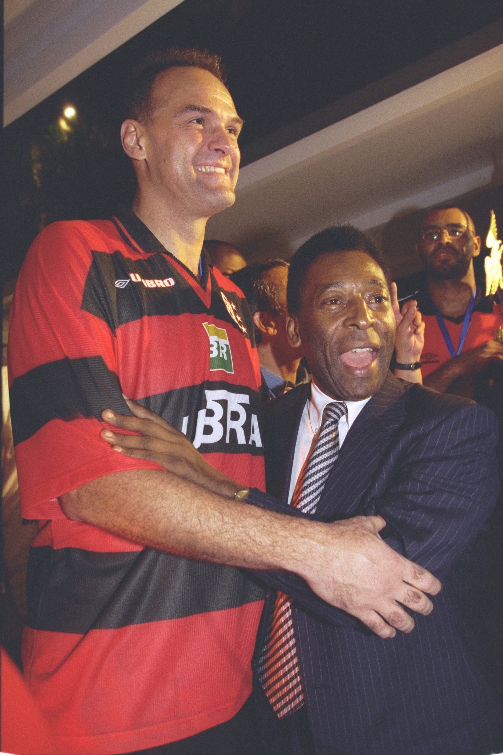 Pelé abraça Oscar Schmidt durante comemoração da conquista do bicampeonato estadual de basquete masculino, na Gávea, Zona Sul do RioAgência O Globo - 17/12/1999