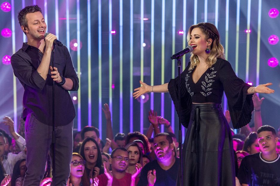 Lucas Lima e Sandy em palco no programa da Globo — Foto: Fabio Rocha/Globo