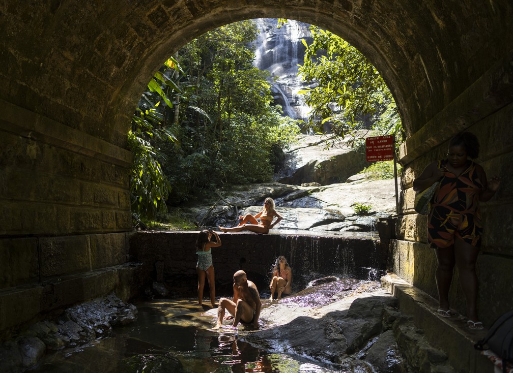 Pessoas buscam sombra e vegetação durante onda de calor no Rio — Foto: Márcia Foletto/Agência O Globo