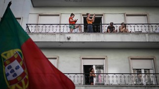 Manifestação em Lisboa por . Portugueses realizam ato nas ruas de lisboa por melhores condições de habitação e edidas de enfrentamento para a crise habitacional. — Foto: Patricia DE MELO MOREIRA / AFP