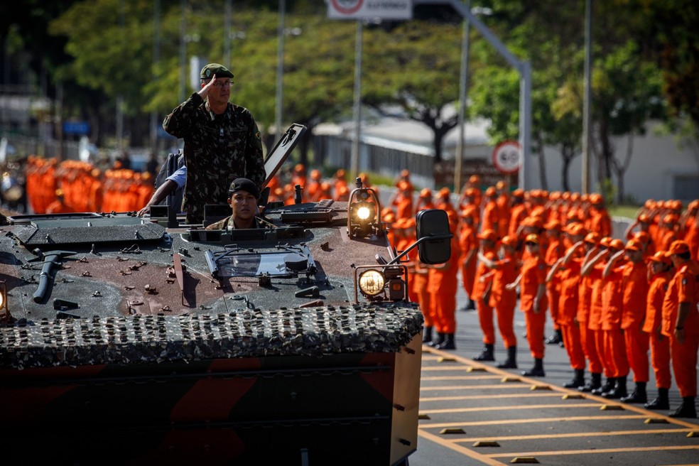 Militares participam de ensaio do 7 de Setembro — Foto: Brenno Carvalho/Agência O Globo