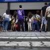 Jovens aguardam abertura dos portões no primeiro dia do Enem 2023 - Márcia Foletto/Agência O GLOBO