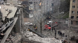 Todas as vítimas moravam em um mesmo conjunto habitacional em Sloviansk — Foto: Anatolii Stepanov / AFP