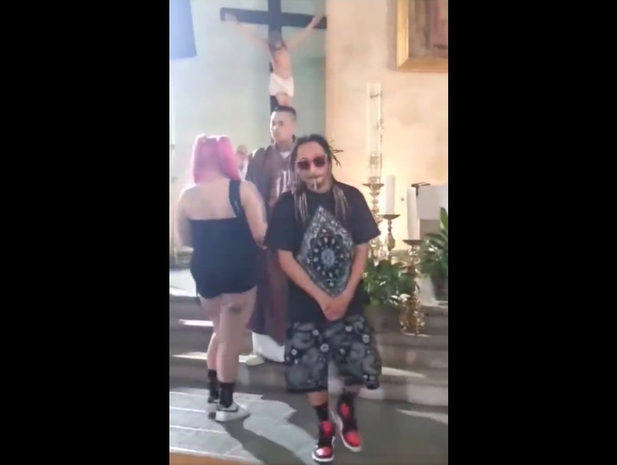 Rapper mexicano grava clipe distribuindo ‘hóstia de maconha’ em igreja