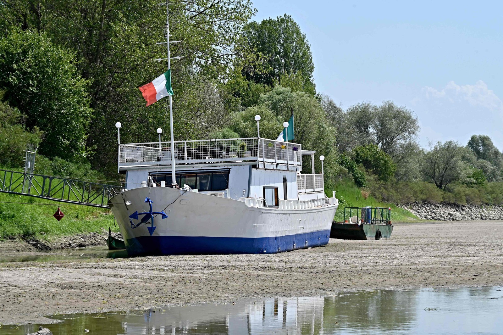 Embarcação fica encalhada no Rio Pó, na área do município de Ficarolo, na região de Veneto, que enfrenta racionamento de meio à pior seca em 70 anos  — Foto: ANDREA PATTARO / AFP