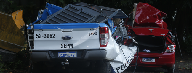 A viatura e o carro de passeio que se acidentaram após perseguição — Foto: Fabiano Rocha/Agência O Globo