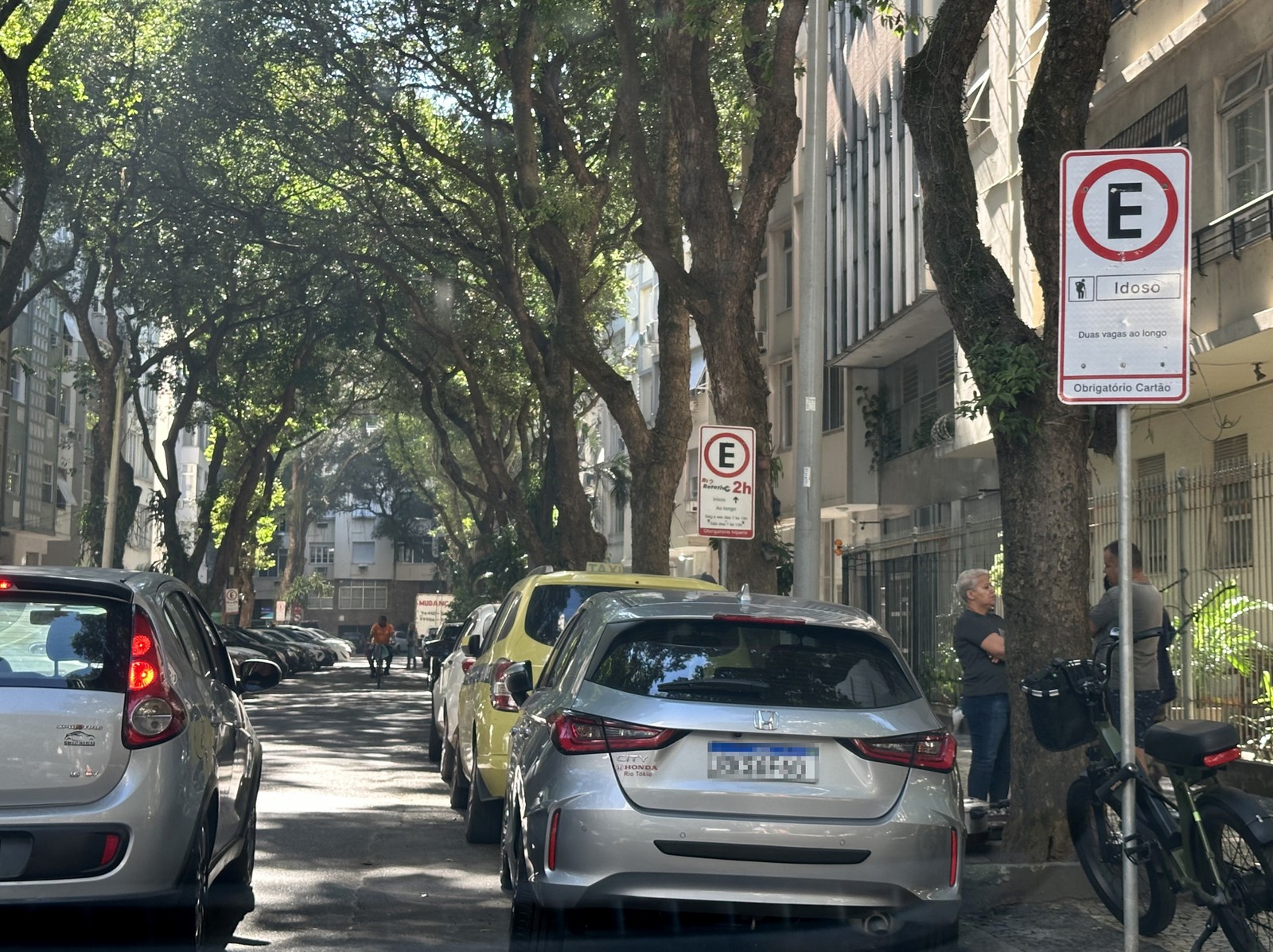 Carro de passeio e táxi estacionados em vagas de idosos na Rua Leopoldo Miguez, em Copacabana — Foto: Selma Schmidt