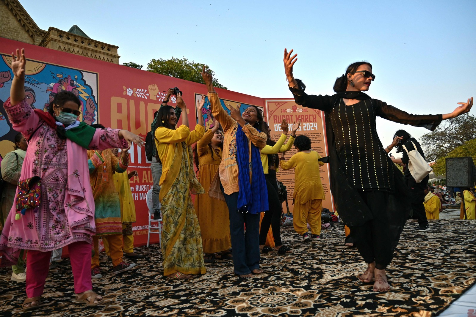 Em Karachi, no Paquistão, manifestantes demonstram as danças típicas do país — Foto: ASIF HASSAN