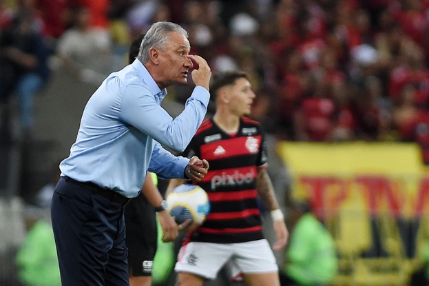 Tite orienta jogadores do Flamengo em vitória contra o São Paulo