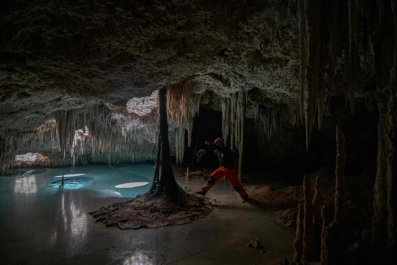 A construção do Trem Maya ameaça os cenotes, poços de água cristalina e pedra calcária que abundam na península de Yucatán — Foto: Carl de souza/AFP