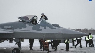 Su-57 é inspecionado em pista aérea — Foto: UAC