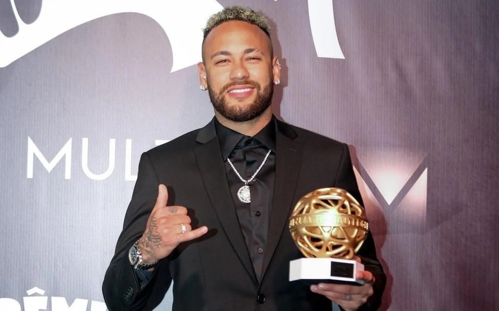 Neymar posa com o prêmio "Fui Clear" — Foto: Reprodução / Redes Sociais