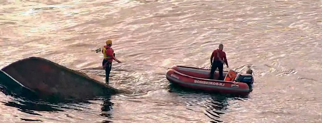 Buscas por desaparecidos de naufrágio na Baía de Guanabara entram no segundo dia. — Foto: Reprodução/TV Globo