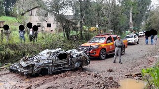 O Corpo de Bombeiros encontrou nesta segunda-feira (04/09), um veículo com dois corpos, dentro de um rio, na Linha Bira, em Ibiraiaras (RS) — Foto: Divulgação CBMRS