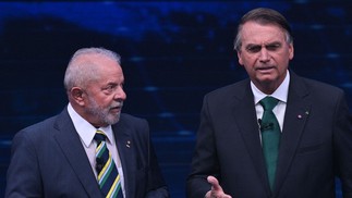 Lula e Bolsonaro durante debate na Band — Foto: AFP