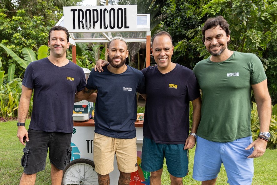 O jogador Neymar Jr com os sócios da Tropicool Caio Nabuco e Maurício Esteves, e o CEO Rafael Prado
