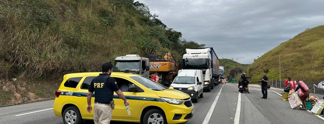 Momento em que subida da Serra das Araras é interditada nesta quarta-feira, para implosão de rocha — Foto: Márcia Foletto