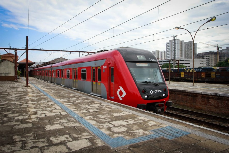 Trem da Linha 7-Rubi da CPTM em fevereiro de 2022