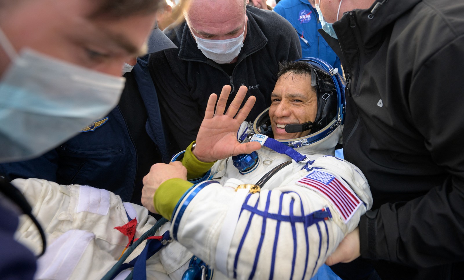 Frank Rubio acena ao voltar à Terra após mais de um ano em órbita — Foto: Bill INGALLS / NASA / AFP