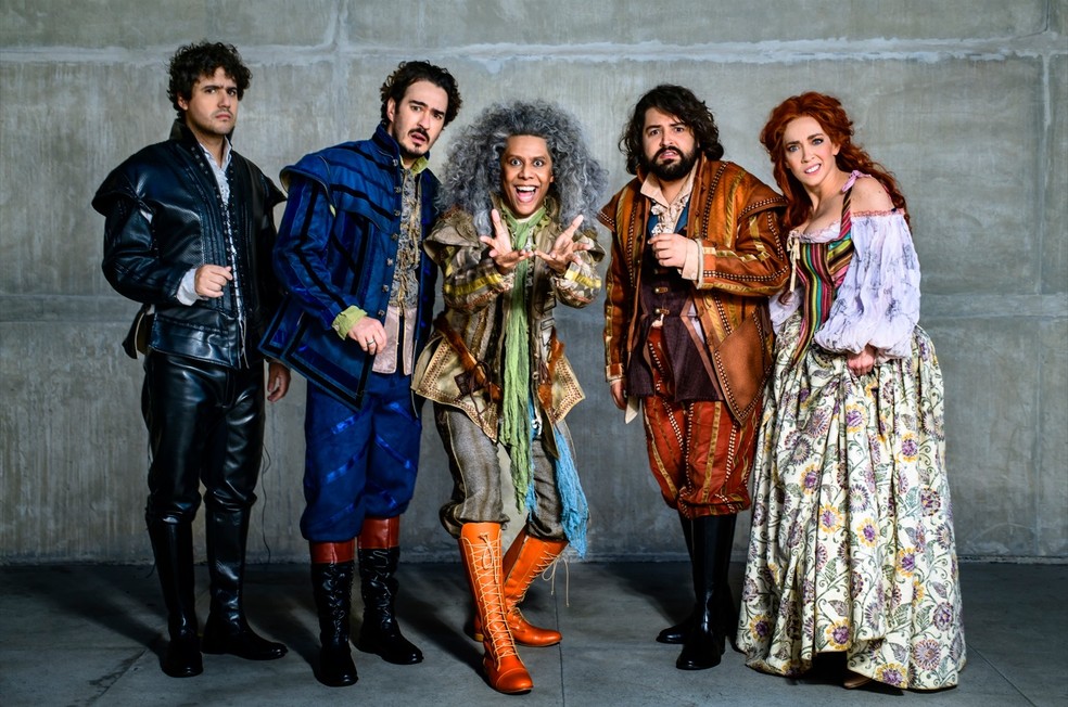 O elenco do musical 'Alguma coisa podre': da esquerda para a direita, George Sauma, Marcos Veras, Wendell Bendelack, Leo Bahia e Laila Garin — Foto: Caio Gallucci/Divulgação