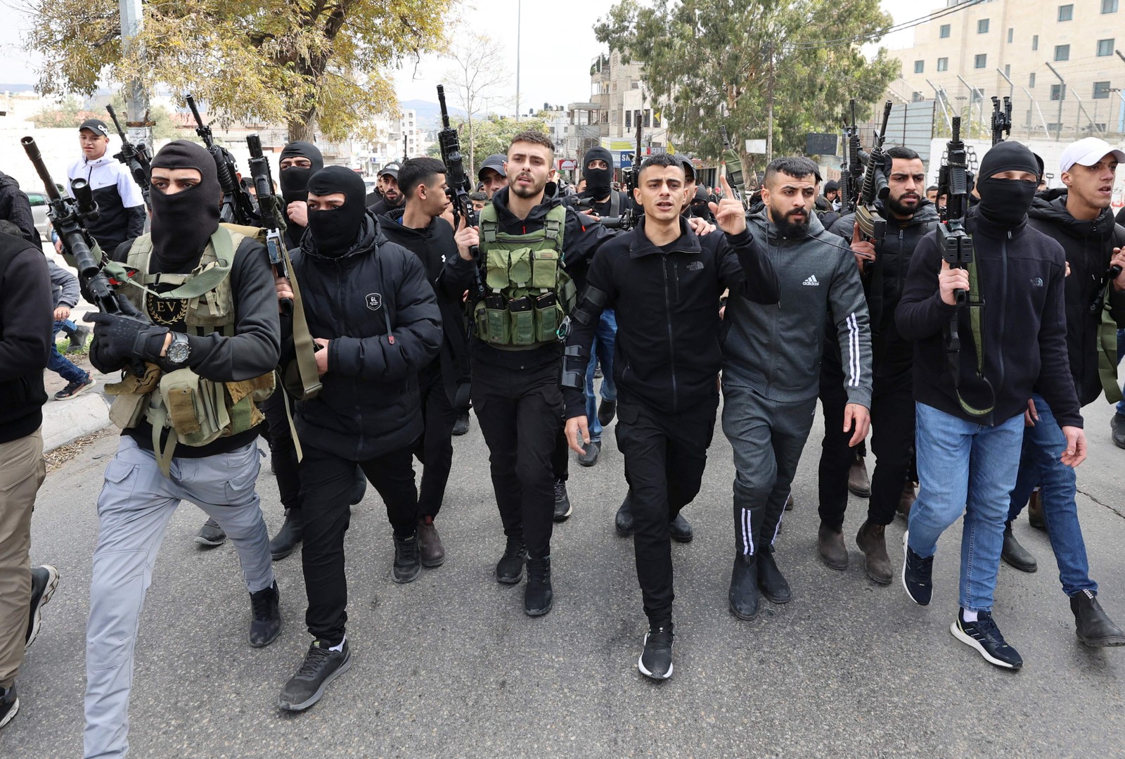 Homens armados palestinos compareceram ao funeral de Ahmed Adu Junaid, morto no dia anterior durante confrontos com forças israelenses no campo de refugiados de Balata, em Nablus. — Foto: Zain Jaafar / AFP