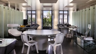 Mesas do designer francês Martin Szekely na sala de estar de Lagerfeld — Foto: Divulgação/Sotheby’s
