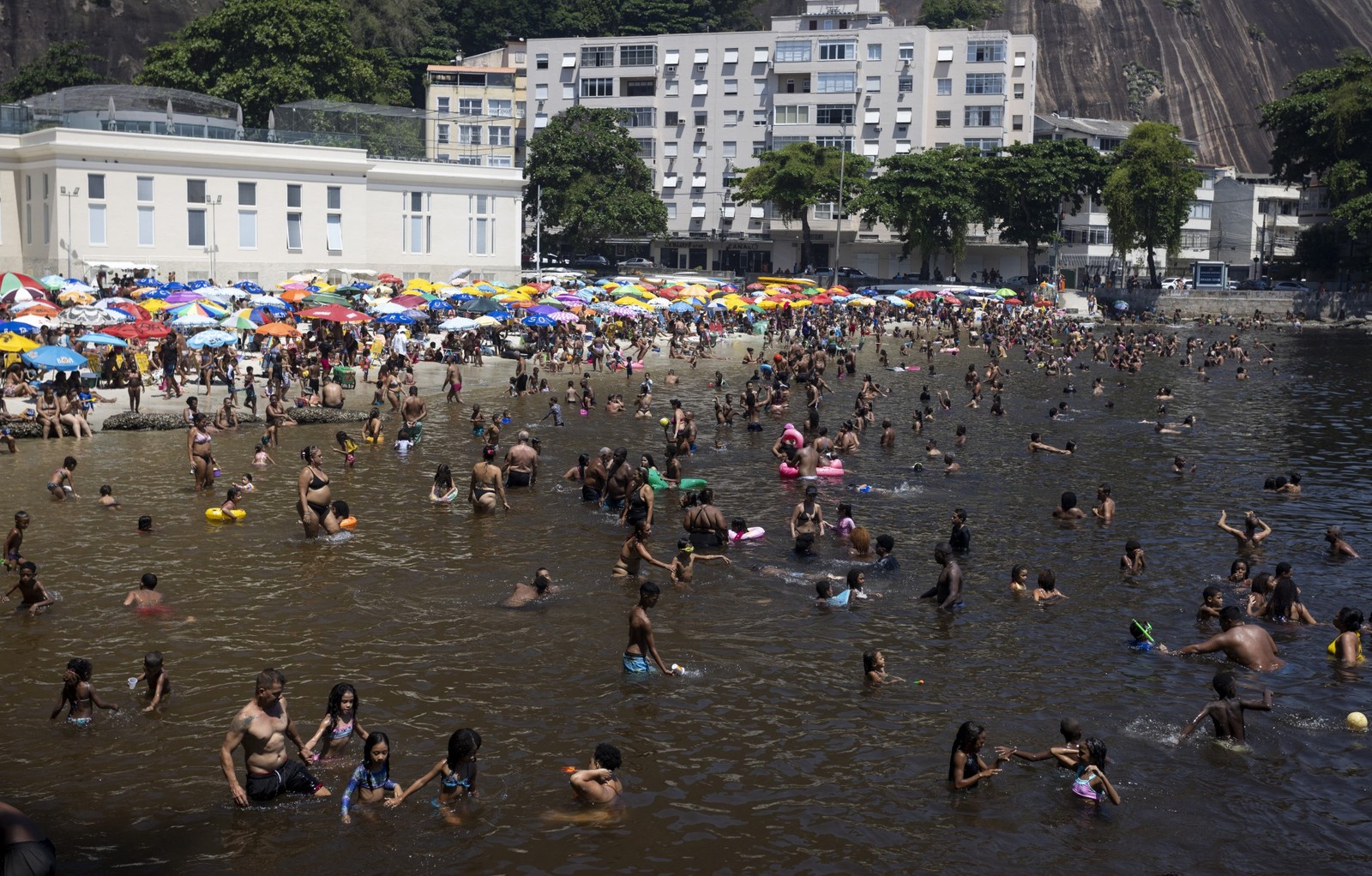 Banhistas se refrescam na Praia da Urca no último domingo do verão — Foto: Márcia Foletto