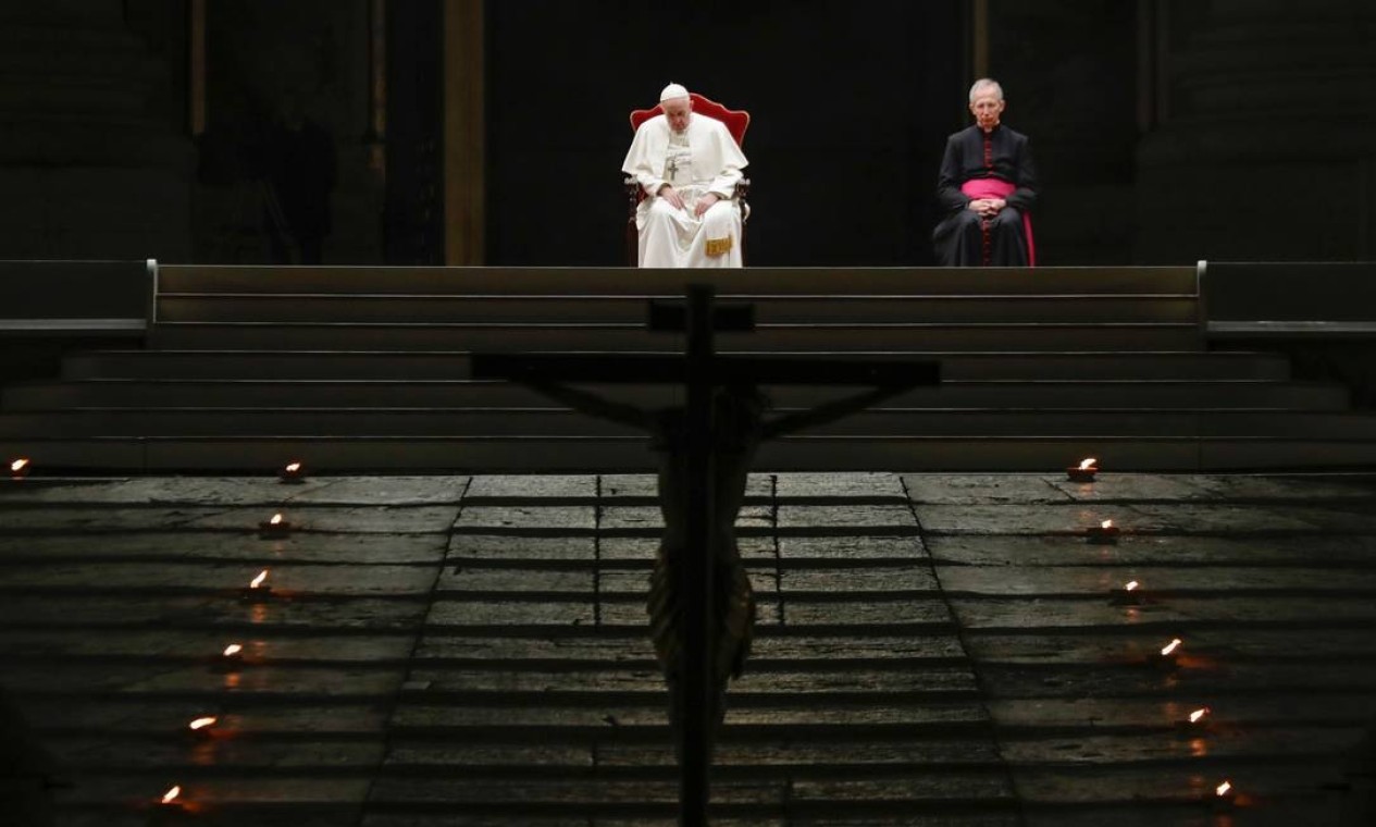 PANDEMIA - Em ritual inédito, o Papa Francisco rezou sozinho diante da imensa praça de São Pedro, no Vaticano, vazia, e deu a bênção “Urbi et Orbi” ao mundo pela pandemia do novo coronavírus  — Foto: ANDREW MEDICHINI / AFP