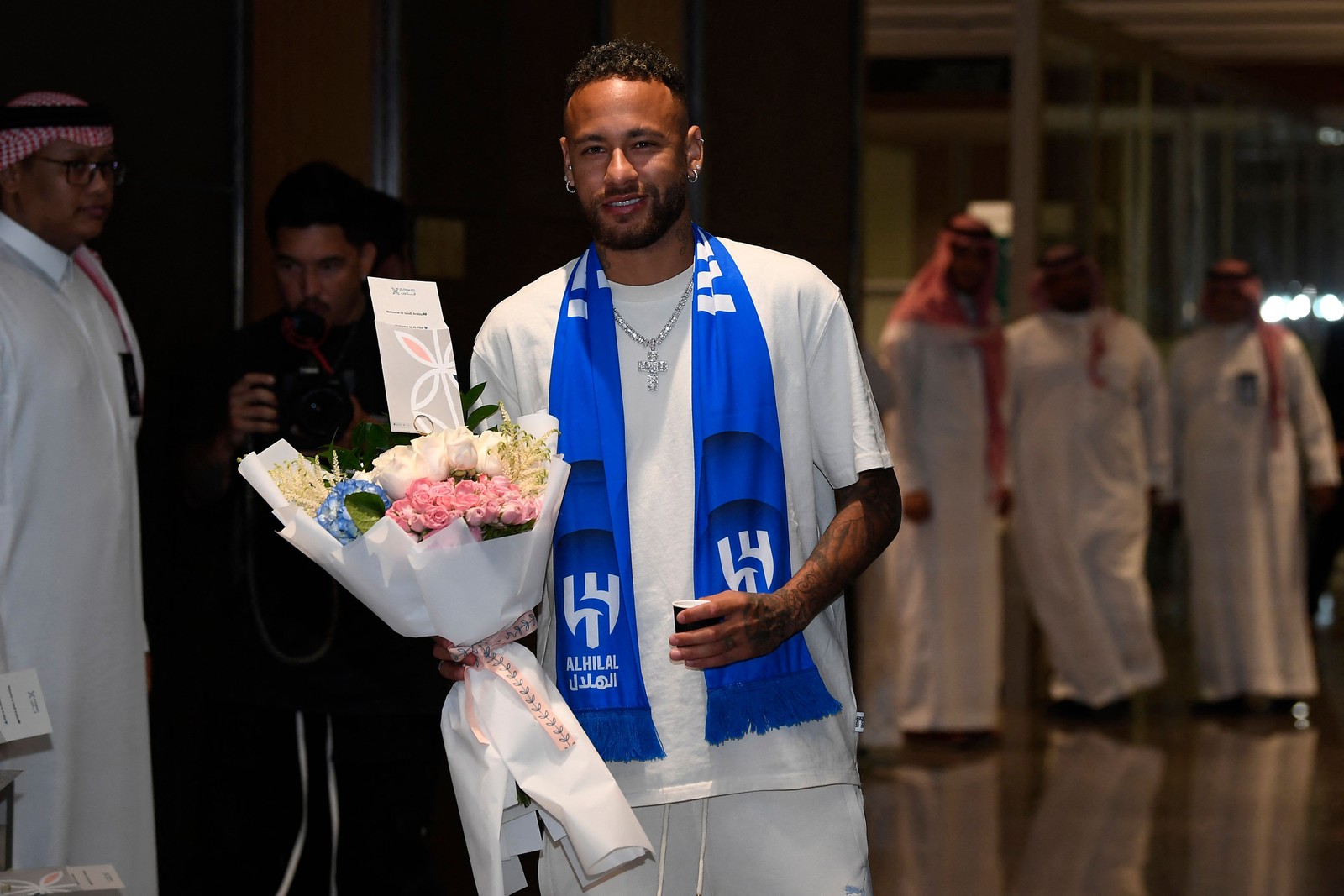 O atacante brasileiro Neymar chega a Riad no dia 18 de agosto de 2023, após assinar pelo Al-Hilal por duas temporadas — Foto: AFP