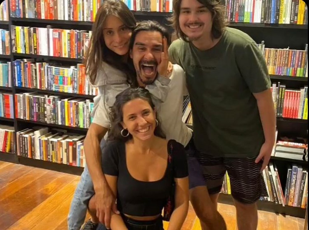 Andé Gonçalves com os filhos em foto postada em setembro de 2023 — Foto: Reprodução