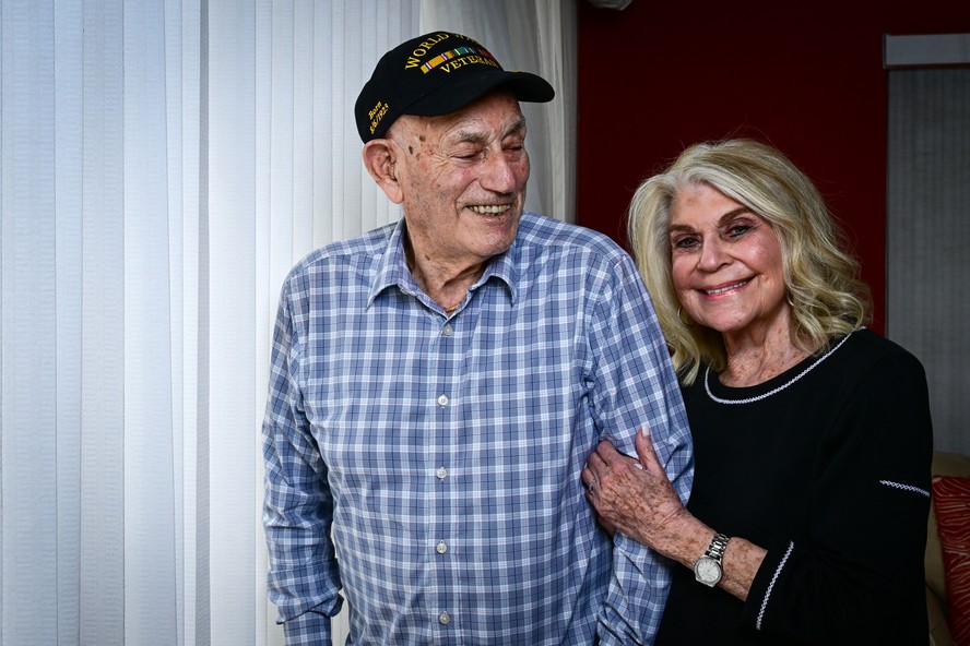 O veterano da Segunda Guerra Mundial Harold Terens, 100, e sua noiva Jeanne Swerlin, 96, posam para uma foto durante uma entrevista, em 3 de abril de 2024, em Boca Raton, na Flórida, Estados Unidos