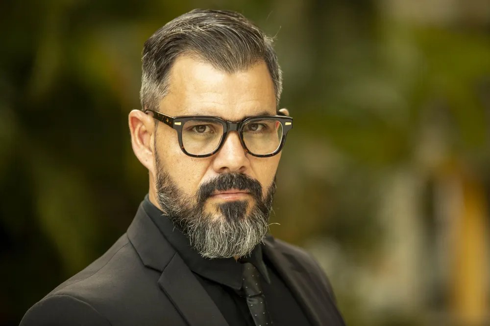 Juliano Cazarré, o Alcides, está no ar em ‘Fuzuê’  — Foto: Divulgação: TV Globo