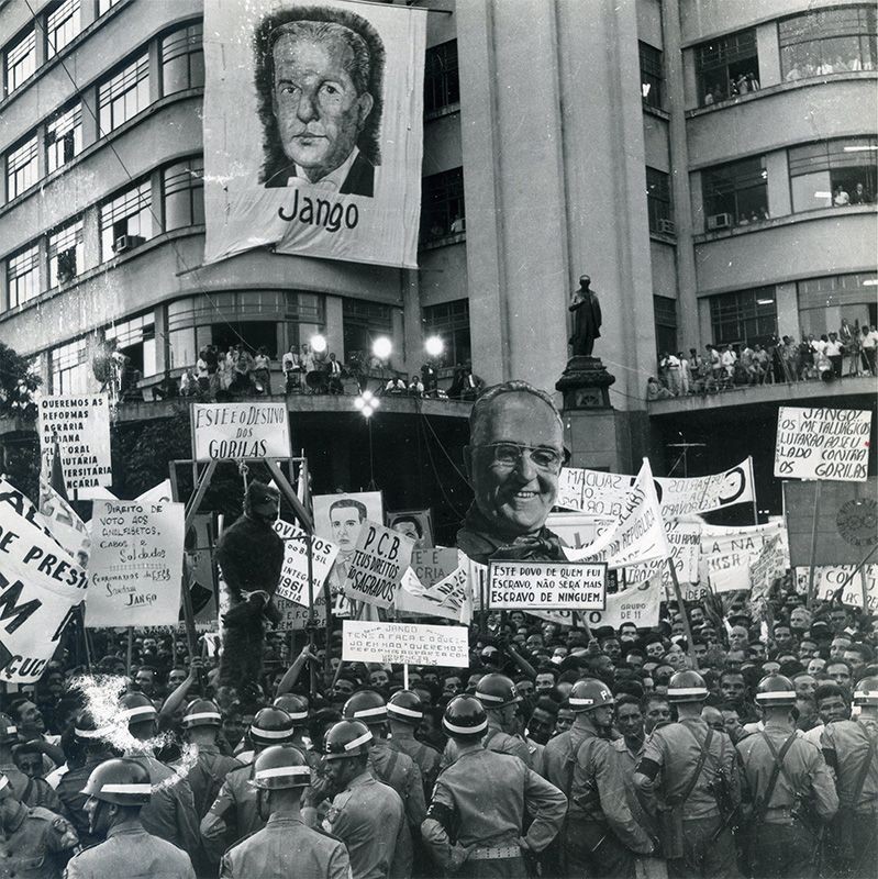 Multidão se aglomera em defesa das Reformas de Base no Comício da Central, em 13/3/1964 — Foto: Arquivo Nacional