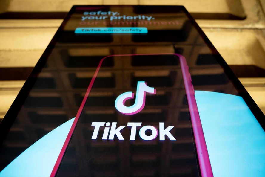 Anúncio do TikTok instalado em uma estação de metrô em Washington