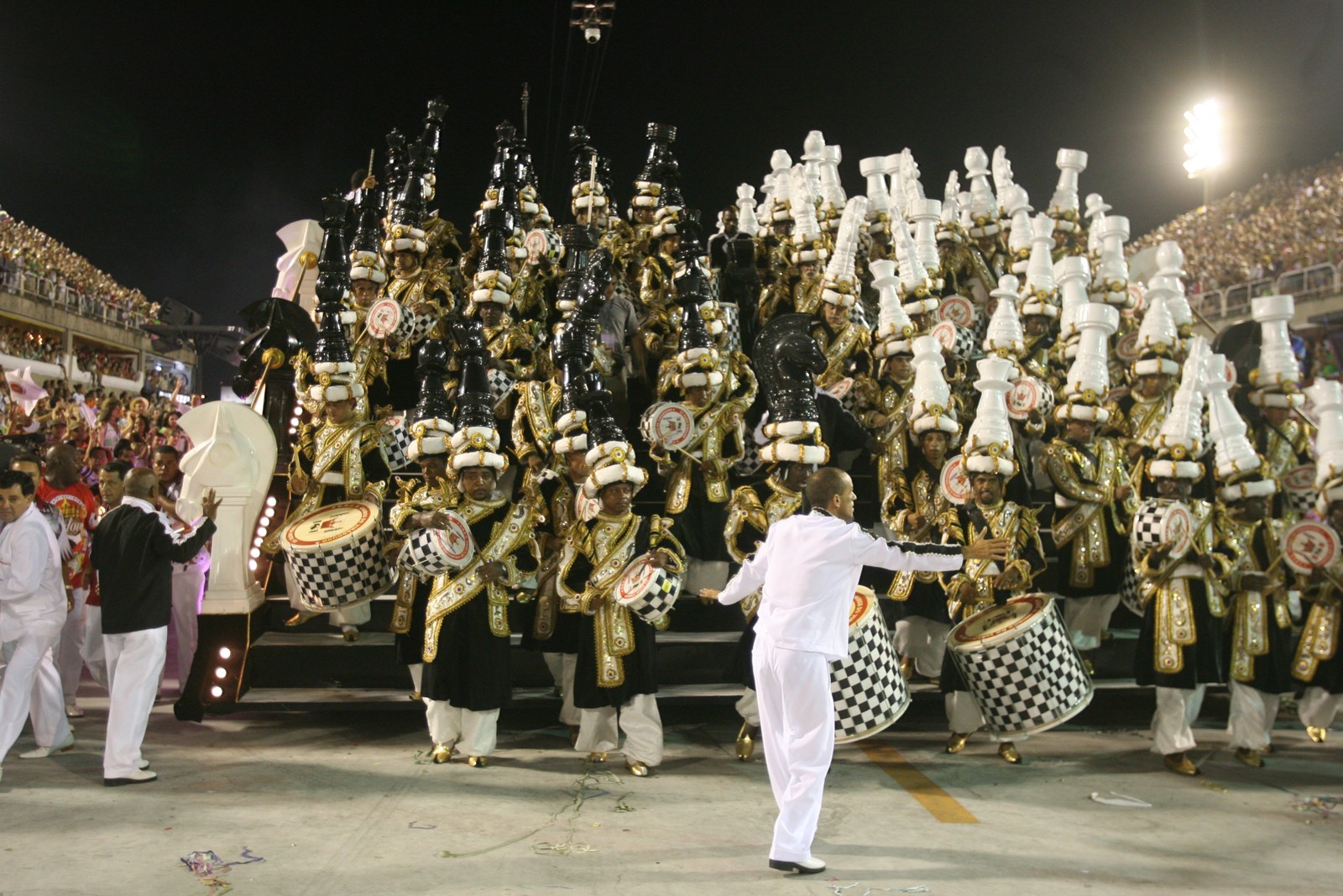 2007: Bateria da Viradouro sobre o carro alegórico — Foto: Fernando Maia