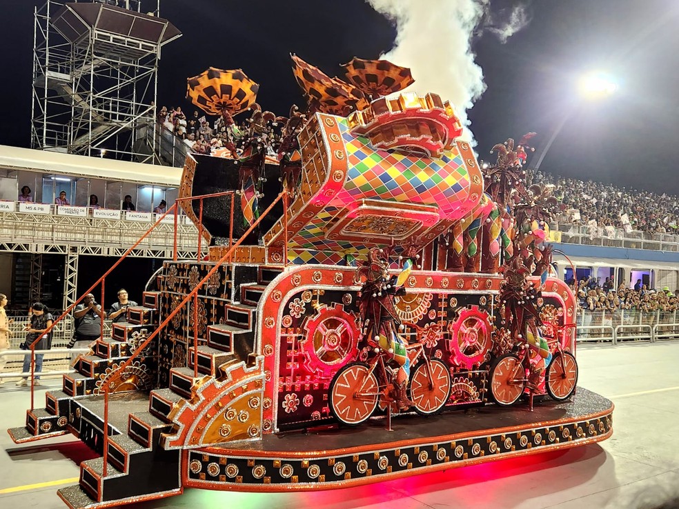 Comissão de frente do desfile de 2024 da Mocidade Alegre, que homenageou o escritor Mário de Andrade — Foto: Hyndara Freitas/Agência O Globo