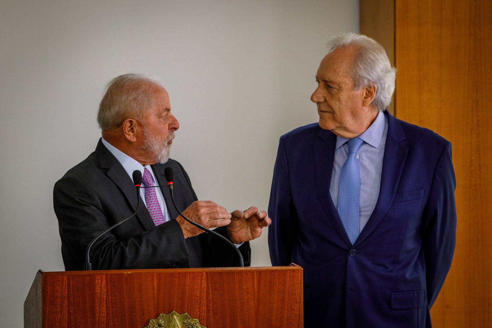 O presidente Luiz Inácio Lula da Silva anuncia o ministro aposentado do Supremo Tribunal Federal (STF) Ricardo Lewandowski no MInistério da Justiça — Foto: Brenno Carvalho/Agência O Globo