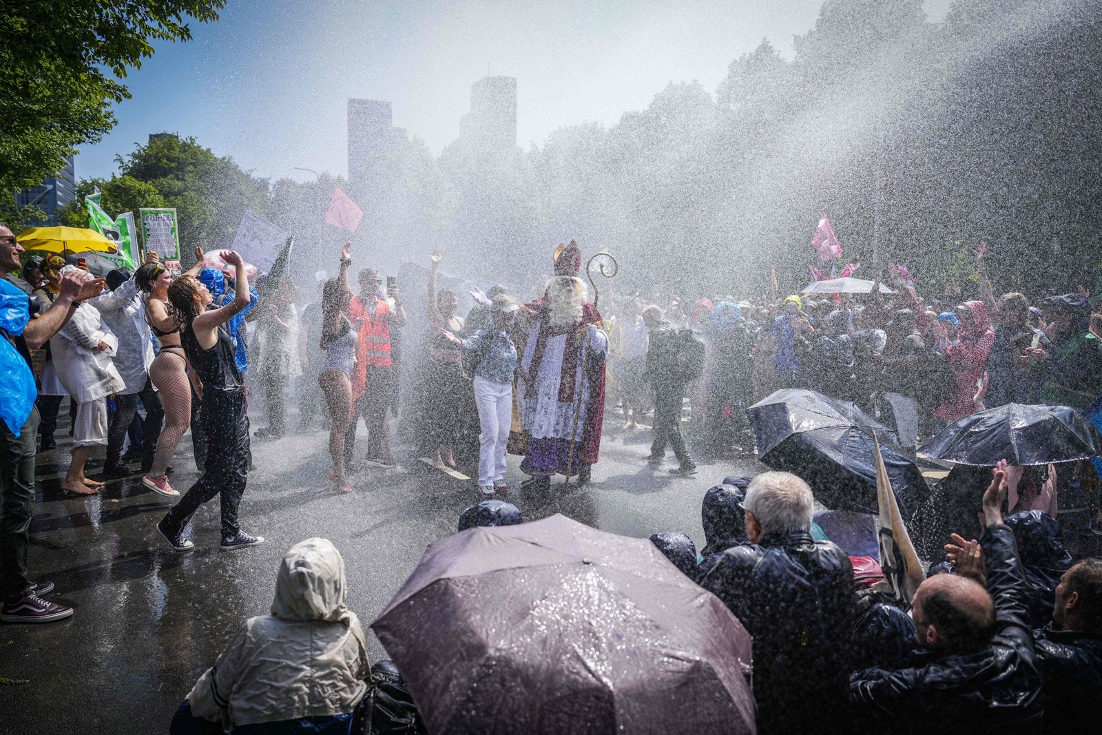 Ativistas do Extinction Rebellion bloqueiam a A12 contra a política de subsídios fósseis do governo holandês, enquanto tropa de choque usa canhões de água para dispersá-los, em Haia. — Foto: Phil NIJHUIS / ANP / AFP